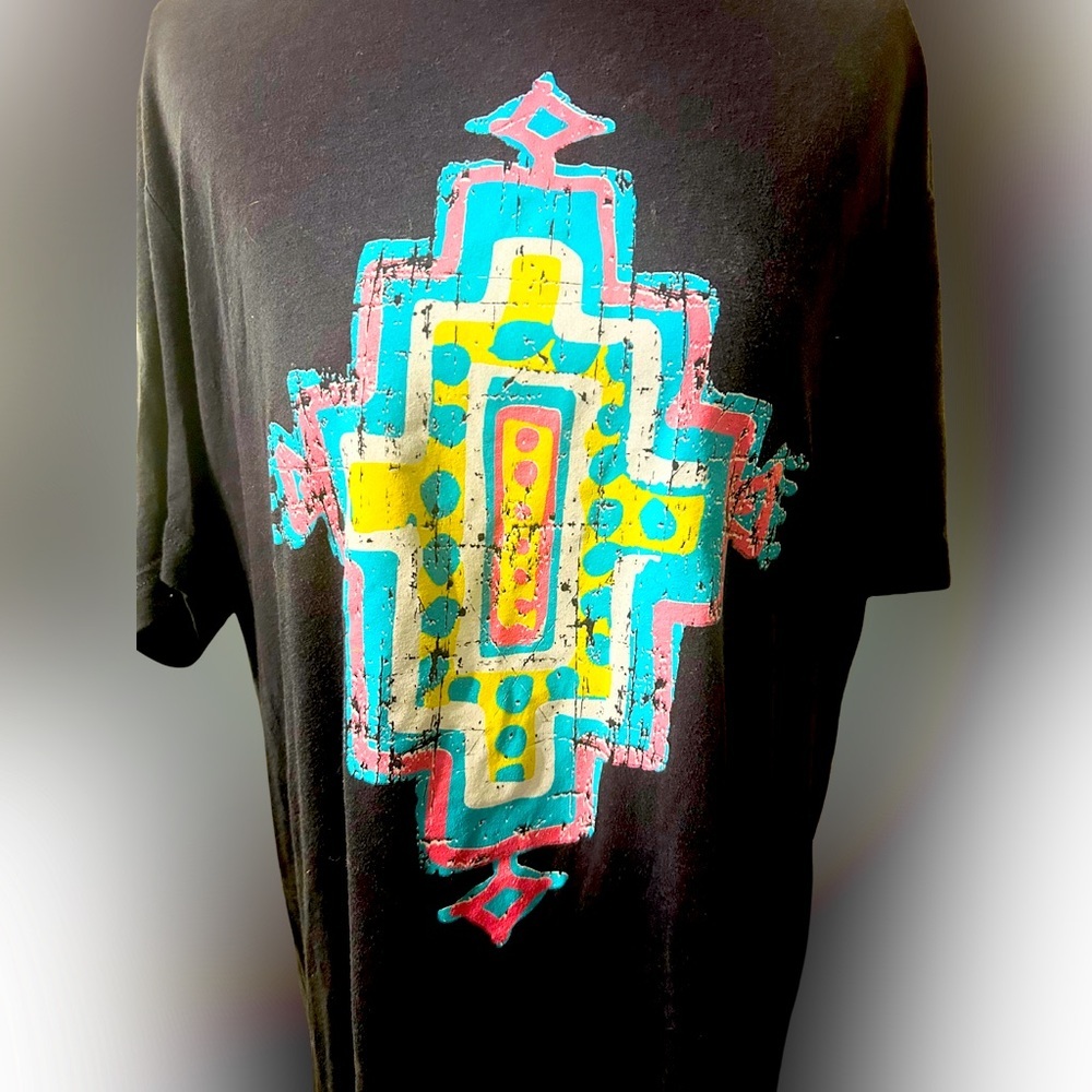 Texas True Threads Black T-Shirt with Colorful Geometric Design Size LG‎